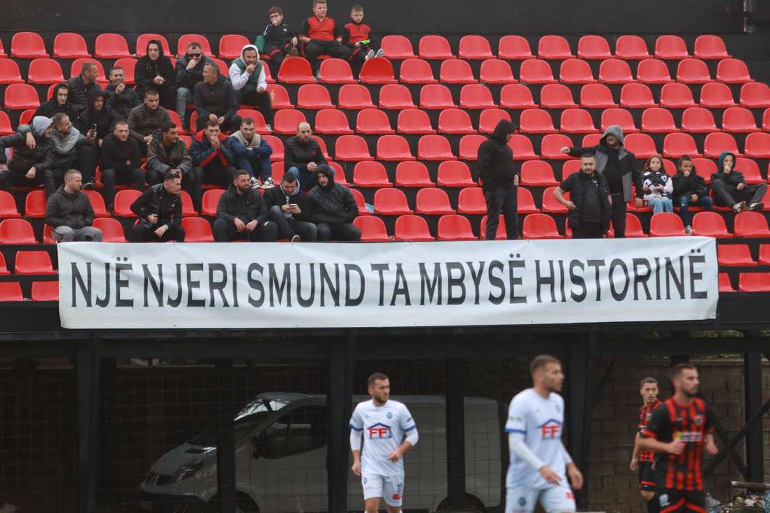 Flamurtari fiton ndaj Podujevës, por tifozët protestojnë ndaj drejtuesve